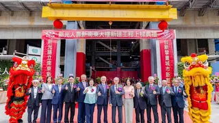 上圓聯合建築師事務所建築師許義明(左起)、新光醫院董事長特助吳欣儒、新光人壽總經理黃敏義、新光紡織董事長吳昕恩、新光人壽副董事長洪士琪、新光醫院董事長夫人許嫺嫺、新光人壽董事長魏寶生、台新新光金控董事長吳東亮、新光實業董事長彭雪芬、總經理吳東勝、台新新光金控總經理林維俊、新光人壽董事洪士鈞、豐譽聯合工程董事長謝佶燁，12日於新南東大樓上樑典禮合影。（新光人壽提供）