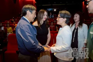 《傳奇女伶 高菊花》首映會，副總統蕭美琴（右）高一生後代高英傑（左）、高菊花女兒昭伶碰面。總統府提供