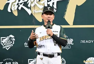台鋼總教練洪一中生日願望是拿下總冠軍。(記者李惠洲攝)