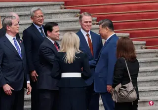 美国国务卿鲁比奥星期四（5月14日）在北京出席为美国总统特朗普举行的欢迎仪式，并与中国国家主席习近平握手。 （路透社）
