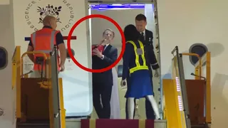 馬克宏訪問越南，下機時被拍到他遭夫人伸手巴臉。（翻攝自YouTube）