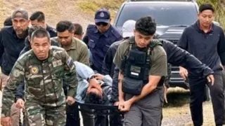 彭王储陪同登山队负伤人员接受治疗