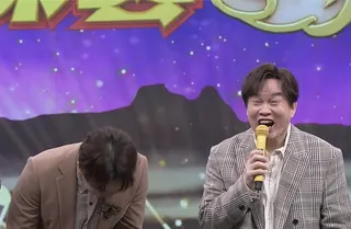 康康（右）與洪敬堯交情深厚。（中視提供）
