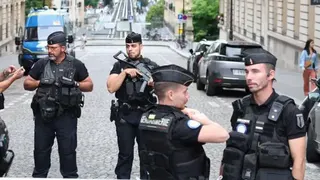 巴黎街頭的武裝警察