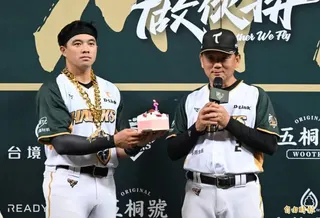 台鋼雄鷹特地幫總教練洪一中準備生日蛋糕。(記者李惠洲攝)