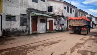 罗里进出，造成环境污染，道路出现沙尘和泥浆，商民希望承包商加强清洁工作。