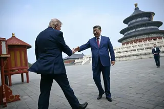 中国国家主席习近平星期四（5月14日）与美国总统特朗普握手，欢迎特朗普到访天坛。（路透社）