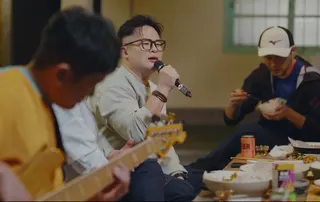 金曲樂團愛客樂一首歌逼哭全場，中為主唱邱廉欽。客家電視提供