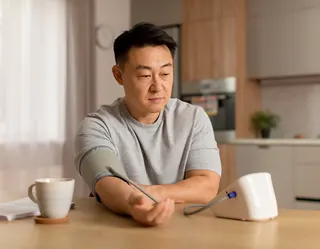 Apple Watch是透過光學心率感測器收集資料，預測使用者是否有高血壓情況，但無法顯示實際血壓數值。（示意圖／AI生成圖）