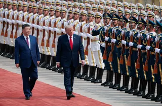 美国总统特朗普星期四（5月14日）在中国国家主席习近平陪同下，检阅仪仗队。（路透社）