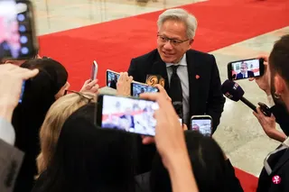 美国商务部据报已批准英伟达向10家中国企业出售H200晶片。图为英伟达首席执行官黄仁勋星期四（5月14日）下午抵达北京人民大会堂，出席中国总理李强与美国商界领袖的会面。 （路透社）