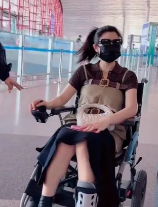 右脚戴护具现身机场 陈妍希坐轮椅负伤开工