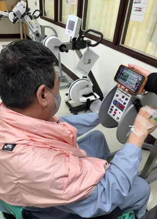 65歲孫德榮爆腦血栓中風「手伸不直」連手機也拿不起！突宣布「天大消息」