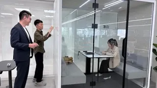 南山人壽數位轉型基地動靜結合，機動討論區緊鄰靜音艙。（南山人壽提供）