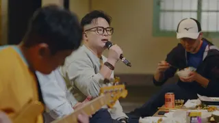 金曲樂團愛客樂一首歌逼哭全場，中為主唱邱廉欽。（圖／客台提供）
