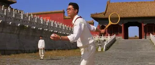 尊龍在「末代皇帝」中一場身穿白色時尚運動服打網球的戲令人驚豔，尊龍透露當時幾乎是...