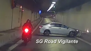 轿车疑似雨天中打滑 失控撞上路肩堵隧道