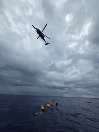 一架小客機墜毀佛羅里達外海，11名乘客在救生艇上歷經5個小時海上驚魂後，全數被美...