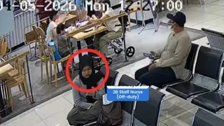 西蒂麦苏拉刚结束夜班值勤，身著便服在咖啡厅区域等候儿子复诊。（图截自视频）
