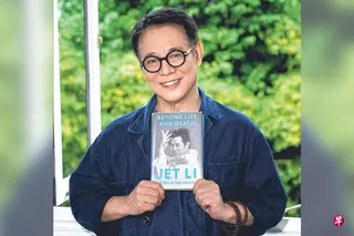 李连杰宣传英文版新书。 （取自网络）