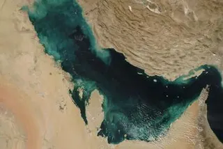 美国国家航空航天局“水手”号卫星拍摄的一张卫星图像显示了波斯湾，伊朗和阿拉伯半岛沿岸呈现出棕色、蓝色和绿色藻类水华的漩涡状分布。