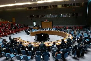 关于联合国安理会会议讨论叙利亚局势的广泛视图,代表坐着一个大圆桌.