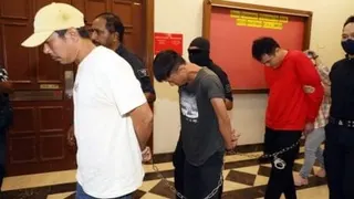 甲洞肉骨茶店醉汉打人案| 视频| 涉打人3嫌犯面控 戴铐低头回避镜头