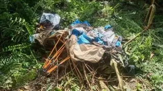 住在森林帐篷里的一名男子周四被证实身亡，警方相信该名男子是在遭到一群野象袭击后身亡。
