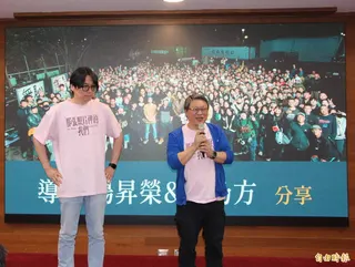 「那張照片裡的我們」電影導演湯昇榮(右)及鄭乃方，分享拍攝過程。(記者張勳騰攝)