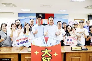秀水鄉長林英嘉宣布，秀水鄉○至三歲育兒津貼獲代表會通過，將從七月一日起上路。（圖：秀水公所提供）