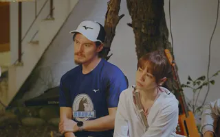 周厚安（左）與黃姵嘉（右），聽到歌聲百感交集。客家電視提供