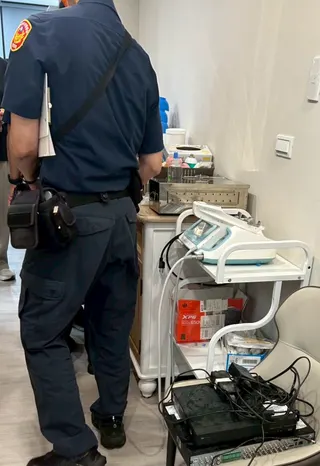 台中市衛生局昨（13）日會同警察機關前往診所執行聯合稽查。市府提供