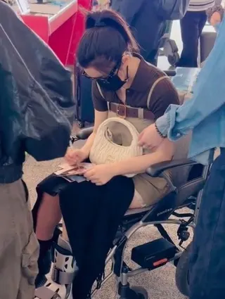 右脚戴护具现身机场 陈妍希坐轮椅负伤开工