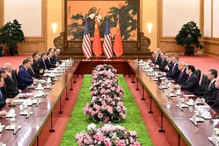 中美领导人习特会5月14日在北京人民大会堂东大厅举行。参与会谈的双方核心官员涵盖外交、国防、经贸等面向。美方人员包括总统特朗普（右四）共11位，中方人员包括国家主席习近平（左四）共13位。（新华社）