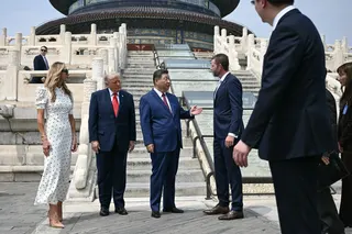 中国国家主席习近平星期四（5月14日）在天坛与美国总统特朗普的儿子埃里克交谈。站在特朗普右边的是埃里克的妻子拉拉。（路透社）