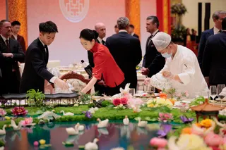 星期四（5月14日）傍晚，工作人员在人民大会堂的国宴现场布置餐桌。（路透社）