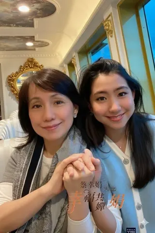 Amanda（右）日前稱「把飛機當公車搭」惹議。（圖／翻攝自蔡幸娟臉書）