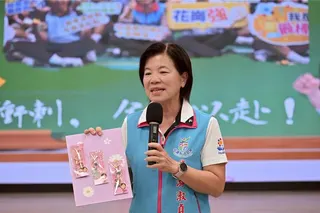 國民黨籍花蓮縣長參選人、吉安鄉長游淑貞，在會考前夕普發給縣內每位國三考生包中御守，引發師長質疑行政不中立。（吉安鄉公所提供／羅亦晽花蓮傳真）