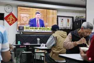 中国国家主席习近平5月14日与来访的美国总统特朗普会谈时强调，台湾问题是中美关系中最重要的问题，“处理好了，两国关系就能保持总体稳定；处理不好，两国就会碰撞甚至冲突”。图为台北一家餐馆的电视播放习特会新闻。 （法新社）