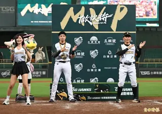台鋼總教練洪一中難得一起下去跳勝利之舞。(記者李惠洲攝)