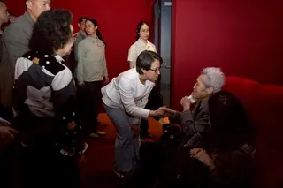 副總統蕭美琴跟二二八受難者潘木枝的四子藩英仁老師問候致意。（圖／總統府提供）