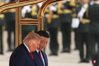 众所瞩目的习特会5月14日在北京正式登场，美国总统特朗普（左）当天在北京人民大会堂东门外广场出席由中国国家主席习近平（右）为他举办的欢迎仪式。 （路透社）