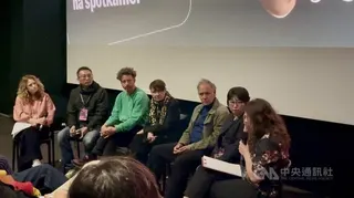 「Cooking Up Democracy」導演楚特（中間）、製片Dirk Manthey（右3）、製片黃惠偵（右2） 、攝影Robert Falckenberg（左3） 一起出席映後Q&A環節，與觀眾討論台灣民主。中央社記者鄭淨伃華沙攝　115年5月15日