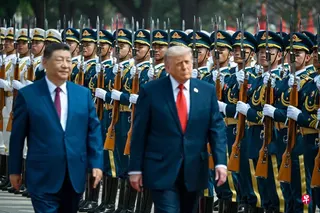 中国国家主席习近平（前左）5月14日严辞警告美国總統特朗普（前右）妥善处理台湾问题，否则两国将碰撞甚至冲突，被视为带有军事警告意味。特朗普则在结束访华行程后对媒体说，他并未就台湾问题向習近平作任何承诺。图为两人5月14日在北京人民大会堂外检阅仪队。 （法新社）