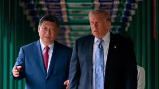 2026年5月15日，中國北京，美國總統川普與中國國家主席習近平在中南海花園參訪期間合影。（美聯社）