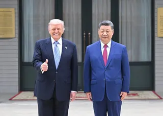 中國主席習近平（右）和美國總統川普（左）15日在北京中南海合影。新華社