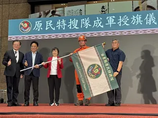 內政部輔導的12組原民特搜隊今（15）天正式成軍，並由內政部長劉世芳親自授旗。（王千豪攝）