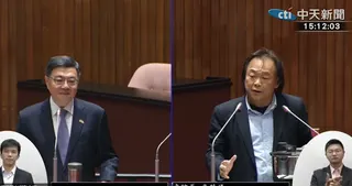 王世堅在質詢開始前，拿出一個壓力鍋要送給卓榮泰。（圖／中天新聞）
