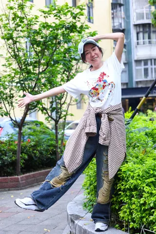 59歲況明潔戲外接受訪問，年齡即將邁入6字頭，不施脂粉仍顯駐顏有術，身形年輕。（圖／公視提供）
