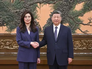 中國國家主席習近平會見178公分的國民黨主席鄭麗文時，兩人看來身高相當。(新華社...